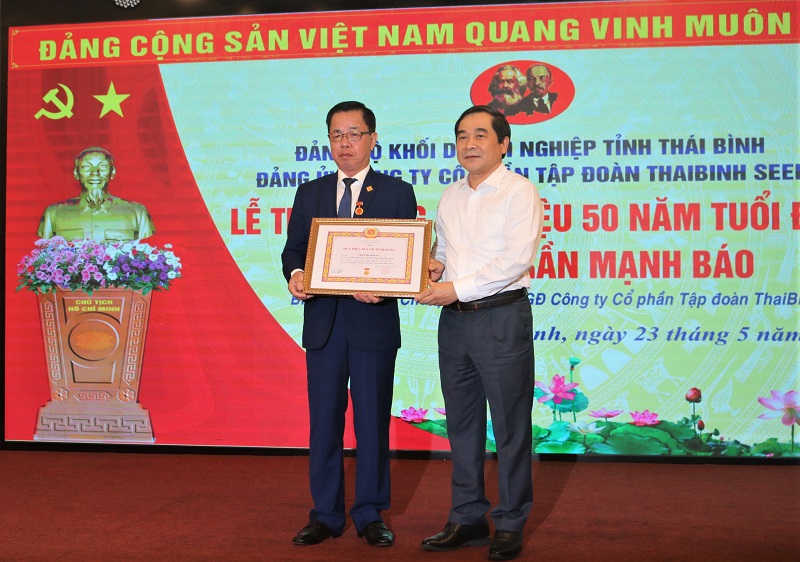 Anh hùng Lao động, Chủ tịch HĐQT, TGĐ Tập đoàn ThaiBinh Seed Trần Mạnh Báo nhận Huy hiệu 50 năm tuổi Đảng